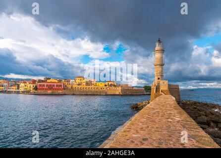 Panorama del hermoso y antiguo puerto de Chania con el impresionante faro, mezquita, astilleros venecianos, al amanecer, Creta, Grecia.