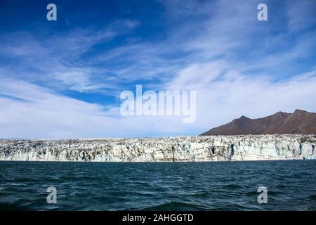 Desde el glaciar icebergs flotando en una laguna en Islandia como consecuencia del calentamiento global