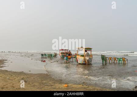 Karachi Clifton Beach impresionante vista pintoresca de vendedores que venden comida y aperitivos a la mañana en un día nublado Foto de stock