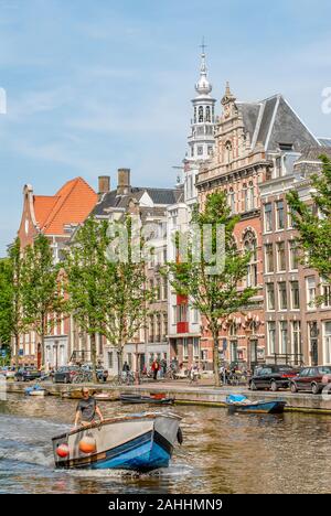 Pequeñas embarcaciones que se ejecutan a través de un canal de agua, Netherlande Amsterdam