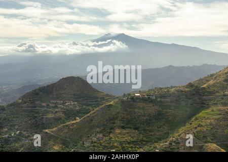 Vista del volcán Etna en las nubes de Castelmola Sicilia Foto de stock