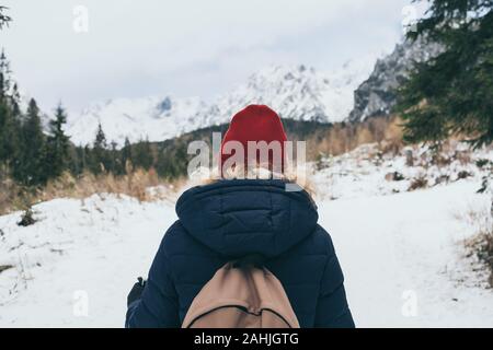 Mujer trekking en las montañas de Tatra alto nevadas en invierno, Eslovaquia
