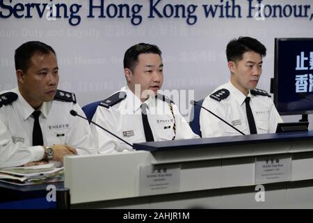 (191230) -- HONG KONG, 30 de diciembre, 2019 (Xinhua) -- Tsang Fan-HON (C), el superintendente (operaciones) de la isla de Hong Kong, habla en una conferencia de prensa en Hong Kong, sur de China, del 30 de diciembre de 2019. Para ir con "policía de Hong Kong advierten contra los actos violentos en el día de Año Nuevo' (Xinhua/Wang Shen)