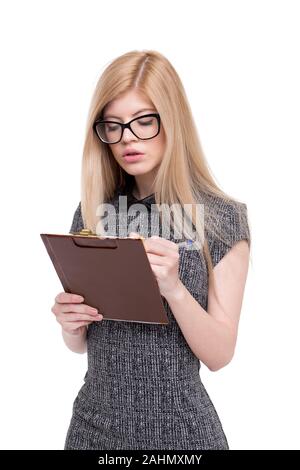 Mujer inteligente en anteojos escrito checklist en portapapeles, aislado en blanco