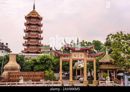 BANGKOK, TAILANDIA - Diciembre 23, 2018: Vista del Río Chao Phraya de la pagoda de 8 pisos en el Chee Chin Khor Morales Sociedad edificante templo. Foto de stock
