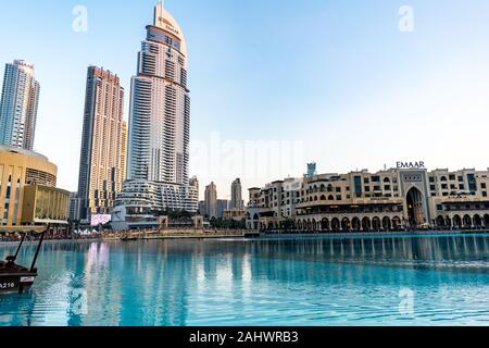 El centro de Dubai monumentos y atracciones turísticas, el centro comercial Dubai Mall y la fuente - zoco Al Bahar - La dirección | viajes de lujo y tiendas Foto de stock