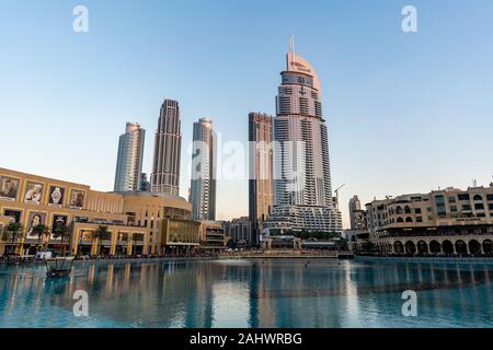 El centro de Dubai monumentos y atracciones turísticas, el centro comercial Dubai Mall y la fuente - zoco Al Bahar - La dirección | viajes de lujo y tiendas Foto de stock