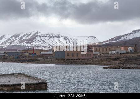 El muelle de Pyramiden, un asentamiento minero del carbón ruso abandonado en Spitzbergen en el archipiélago noruego de Svalbard en el Ártico Foto de stock