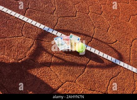 Ilustración de tenis Marktoberdorf, Alemania - 01 de enero de 2020: la sombra de un jugador de tenis en enero 01, 2020 en Marktoberdorf en Baviera, Alemania. © Pedro Schatz / Alamy Live News