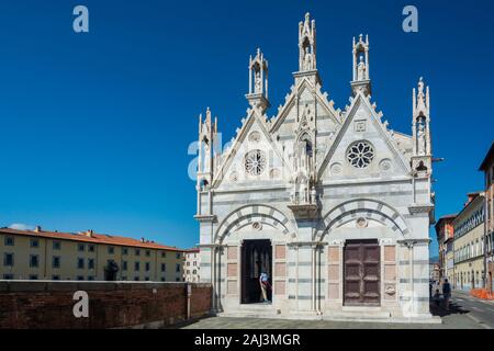 Pisa, Italia - 6 de junio de 2019 : Santa Maria della Spina es una pequeña iglesia de mármol blanco junto al Arno, atribuida a Lupo di Francesco (1230). Es Foto de stock