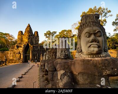 La increíble puerta de entrada y el puente de Bayon de Angkor Thom, cerca de Siem Reap en Camboya Foto de stock