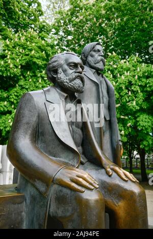 Marx-Engels-Denkmal, calle Karl-Liebknecht-Strasse, Mitte, Berlin, Deutschland Foto de stock