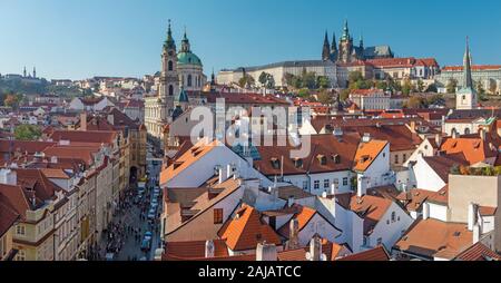 Praga - Los tejados de Mala Strana con la iglesia de San Nicolás, el castillo y la Catedral.