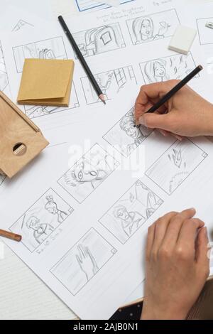La mano de la mujer dibuja un guión gráfico para una película o una caricatura.