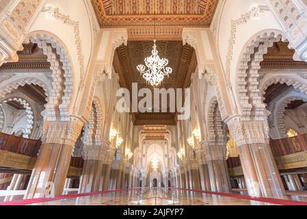 Casablanca, en Marruecos: Interior (sala de oración) de la Mezquita de Hassan II con columnas, arcos y arañas de cristal. La arquitectura islámica