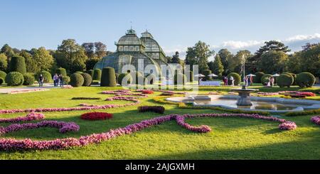 Austria, Viena - 3 de septiembre de 2019: Jardín Botánico Schonbrunn Palmenhaus es un gran invernadero situado en el jardín del palacio de Schonbrunn en Viena, Austr Foto de stock