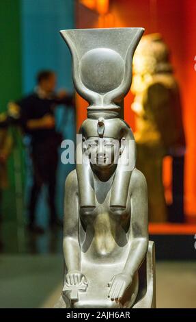 Foto tomada durante la visita de apertura de la exposición “Osiris, los misterios hundidos de Egipto”. Estatua de la diosa Isis, Grauwacke. Foto de stock