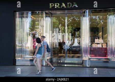 Foto de Prada Loja Em Madri Espanha e mais fotos de stock de Luxo - Luxo,  Madrid, Loja - iStock