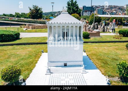 Estambul, Turquía - Julio 12, 2017: la copia reducida del Mausoleo de Halikarnassos Miniaturk Park