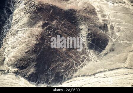 Vista aérea del astronauta. Las líneas de Nazca son un grupo de grandes geoglifos formados por depresiones o superficial de incisiones en el suelo de la N Foto de stock