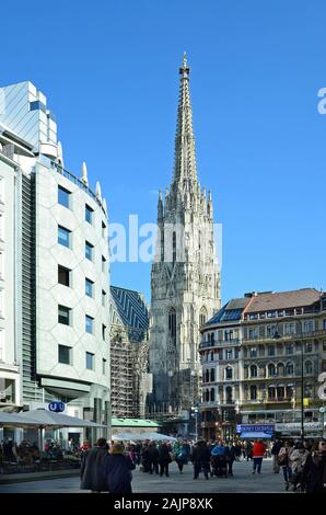 Viena, Austria - El 27 de marzo de 2016: multitud de personas no identificadas en Stephansplatz con Haas Haus y la catedral Stephansdom, en el centro de la ciudad