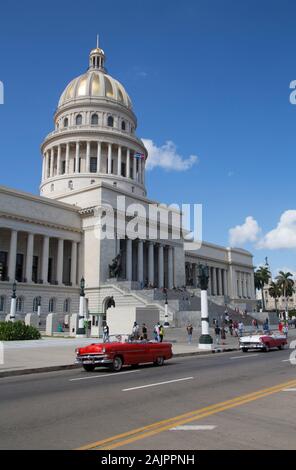Edificio del Capitolio con el clásico coche viejo, Casco antiguo, declarado Patrimonio de la Humanidad por la UNESCO, La Habana, Cuba Foto de stock