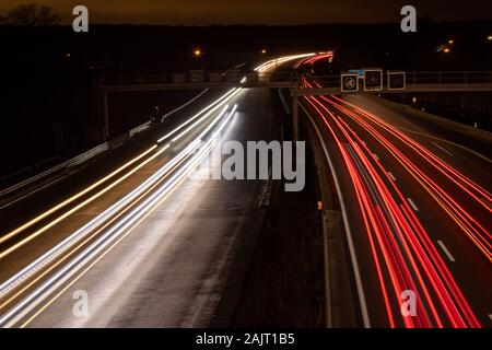 La autopista en la oscuridad, las luces de los faros Foto de stock
