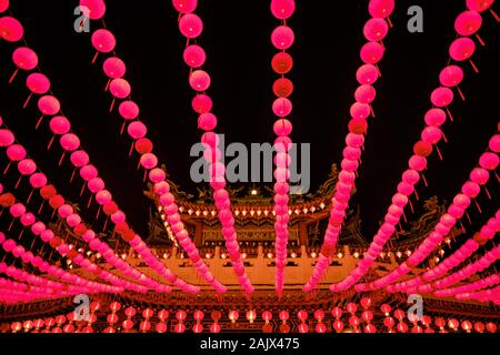 Faroles rojos colgando en filas durante el año nuevo lunar chino en la noche en el templo de Thean Hou, Kuala Lumpur, Malasia
