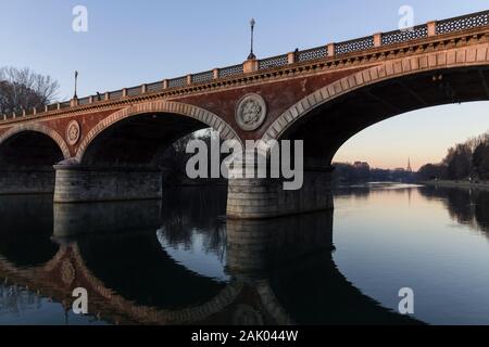Río Po, Ponte Isabella y Mole Antonelliana en Turín, Italia.