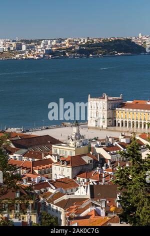 Vista del histórico barrio de Praca do Comercio y Alfama en el centro de Lisboa, el río Tajo y la ciudad de Almada desde arriba en Portugal. Foto de stock