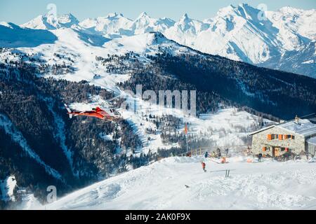 St Luc, Suiza - 30 de diciembre de 2019: rescate de montaña suizo helicóptero despegaba después de recoger heridos esquiador en una estación de esquí de los Alpes Suizos. Foto de stock