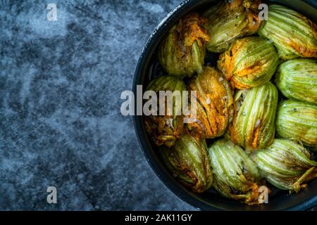Flores de calabacín rellenas con arroz pilaf de Dolma / comida turca en la sartén. Los alimentos orgánicos tradicionales. Foto de stock
