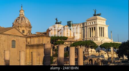 Hermosas fotos de viajes de Roma - cúpula de la basílica y el Monumento Nacional a Víctor Manuel II durante el buen tiempo soleado. Foto de stock