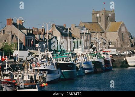 Vista del pequeño puerto de la aldea en el Barfleur Manche departement, Francia. (Sin fecha) | Uso de imagen en todo el mundo