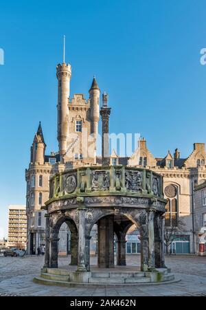 La ciudad de Aberdeen Scotland el mercat o mercado de cruz con el Ejército de Salvación ciudadela torre detrás Foto de stock