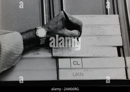 Fotografía extrema blanca y negra de una mano de los años setenta con un bolígrafo y una penalidad