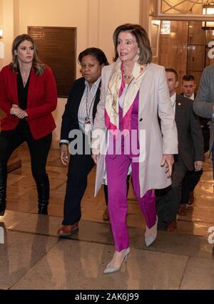 Washington, Estados Unidos. 07Th ene, 2020. El portavoz de la Cámara de Representantes de los Estados Unidos Nancy Pelosi (D-CA) camina a su oficina en el Capitolio en Washington, DC el Martes, Enero 7, 2020. Foto por Ken Cedeno/UPI. Crédito: UPI/Alamy Live News