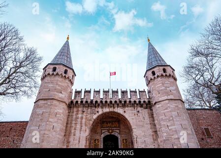 La entrada principal, las puertas con torres y la bandera turca al Palacio Topkapi en Estambul en Turquía Foto de stock