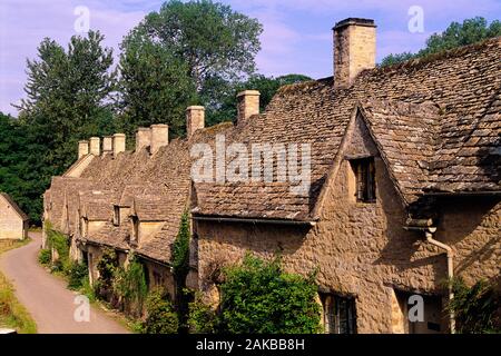 Casas del siglo XIV, Arlington Row, Bibury, Cotswolds, Inglaterra, Reino Unido. Foto de stock