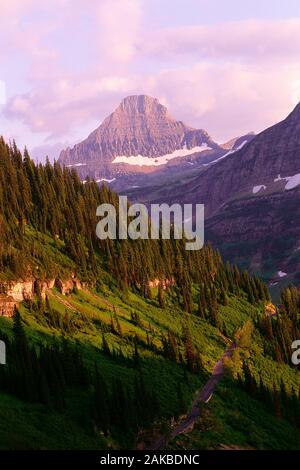 Paisaje con el pico de la montaña y carretera de montaña, el parque nacional de Glacier, Montana, EE.UU. Foto de stock