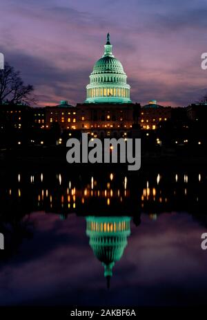 El edificio del Capitolio de los Estados Unidos al anochecer, Washington DC, EE.UU.