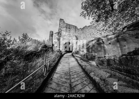 Las ruinas de Burg Celestines Oybin, fundado como convento en 1369 en las montañas de Zittau en la frontera con Alemania (Sajonia) con la República Checa. Foto de stock