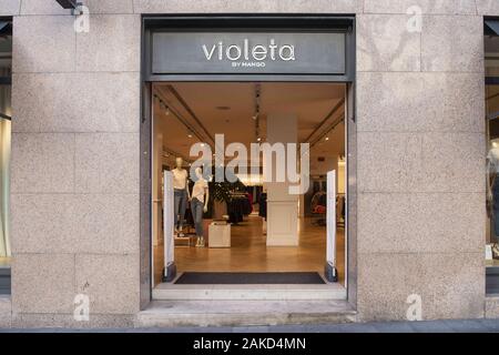 Marca de ropa española propiedad de Mando, Violeta, visto en España  Fotografía de stock - Alamy