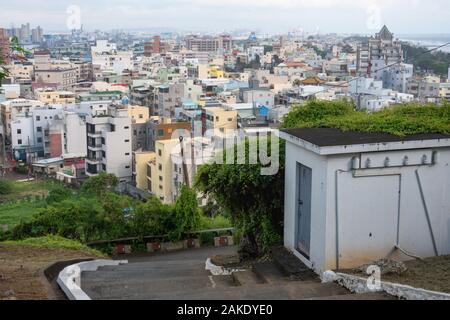 Los apartamentos de color pastel de la isla Qijin, Kaohsiung, Taiwán Foto de stock