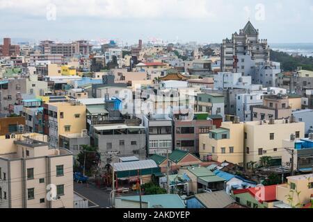 Los apartamentos de color pastel de la isla Qijin, Kaohsiung, Taiwán Foto de stock