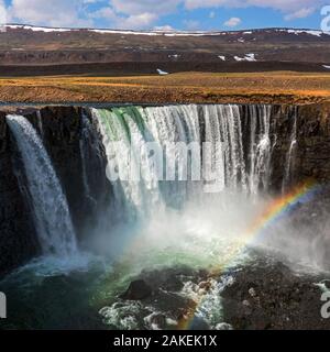 Rainbow y cascada , Estado Putoransky Reserva Natural, la Meseta de Putorana, Siberia, Rusia Foto de stock
