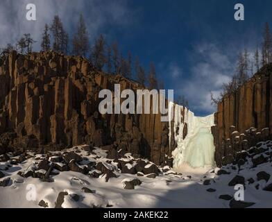 Cascada congelada y acantilados de basalto, Estado Putoransky Reserva Natural, la Meseta de Putorana, Siberia, Rusia Foto de stock