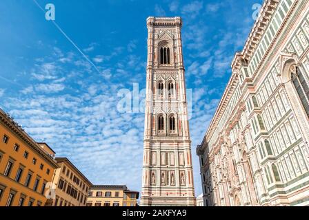 El Campanario de Giotto casco histórico de Florencia, como se ve desde la parte superior de la cúpula de Brunelleschi de la Catedral de Florencia. Florencia, Toscana, Italia.