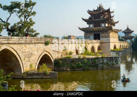 La antigua Shuanglong Twin Bridge (Puente Dragón) en Jianshui, Honghe, Yunnan, China. Foto de stock