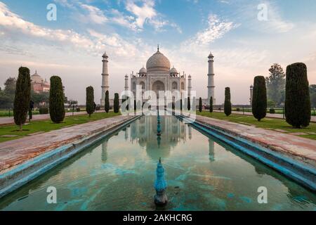 Al amanecer, el Taj Mahal, en Agra, India. Foto de stock